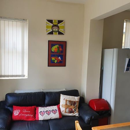 12 Person 6 Bedroom Self Catering House Liverpool Exterior photo