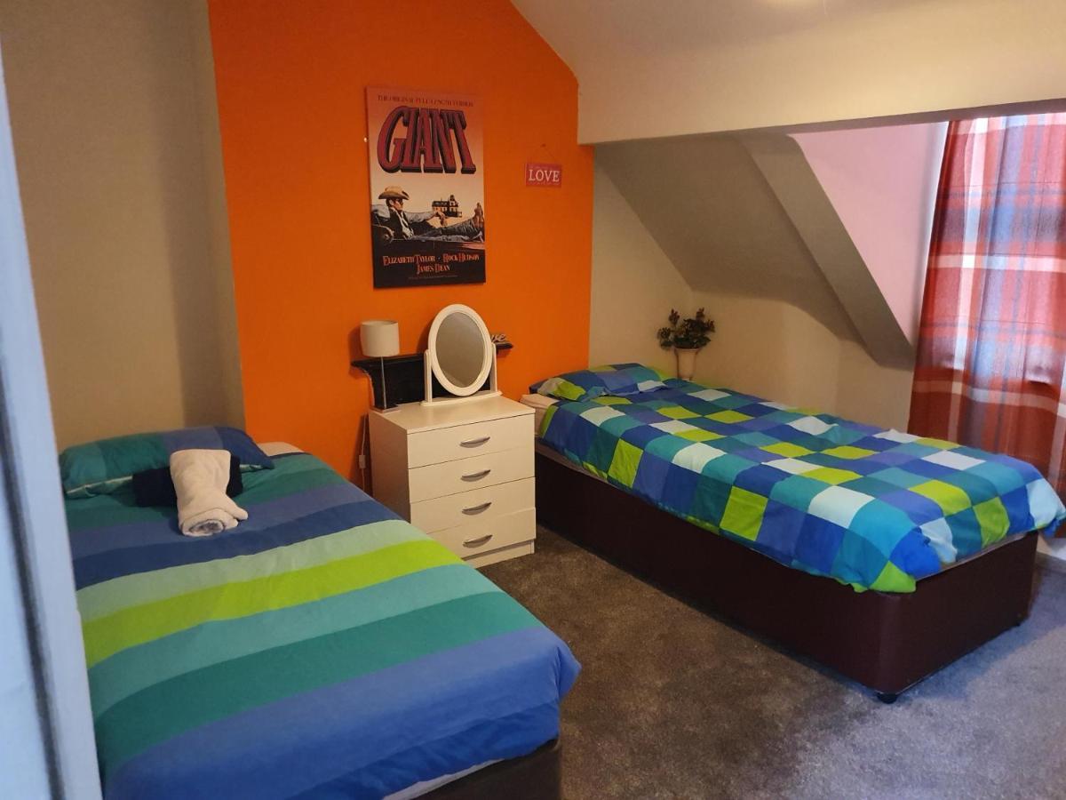 12 Person 6 Bedroom Self Catering House Liverpool Exterior photo