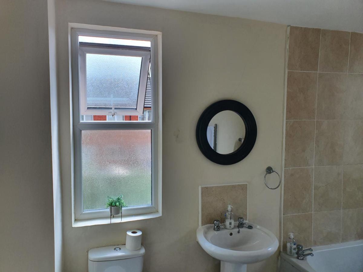 12 Person 6 Bedroom Self Catering House Liverpool Exterior photo