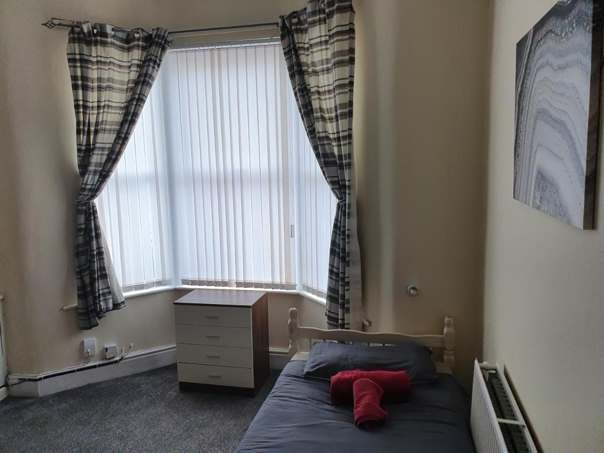 12 Person 6 Bedroom Self Catering House Liverpool Exterior photo